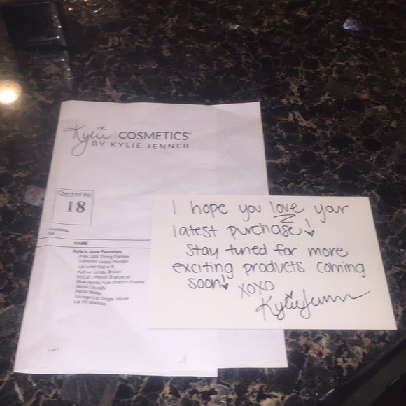 Kylie Jenner lip liner in dolce k - Picture 4 of 4